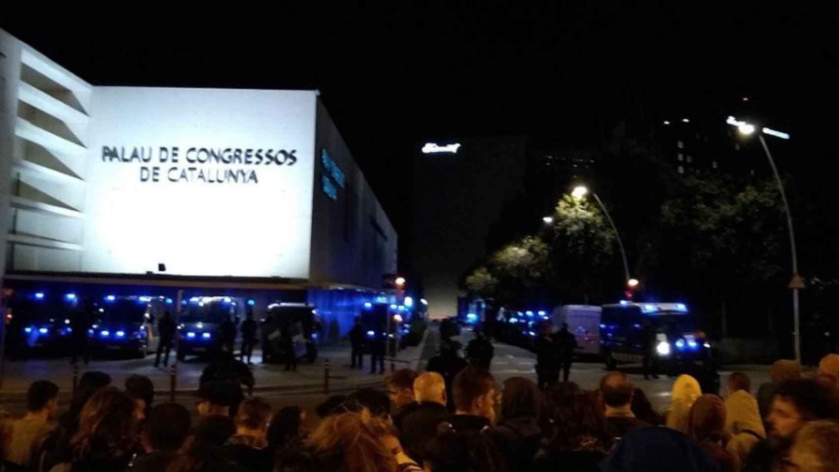 Manifestantes independentistas ante el cordón policial en el Palau de Congressos de Catalunya / CDR