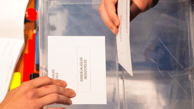 Un votante desposita su papeleta en la urna para las elecciones municipales de Barcelona / EFE