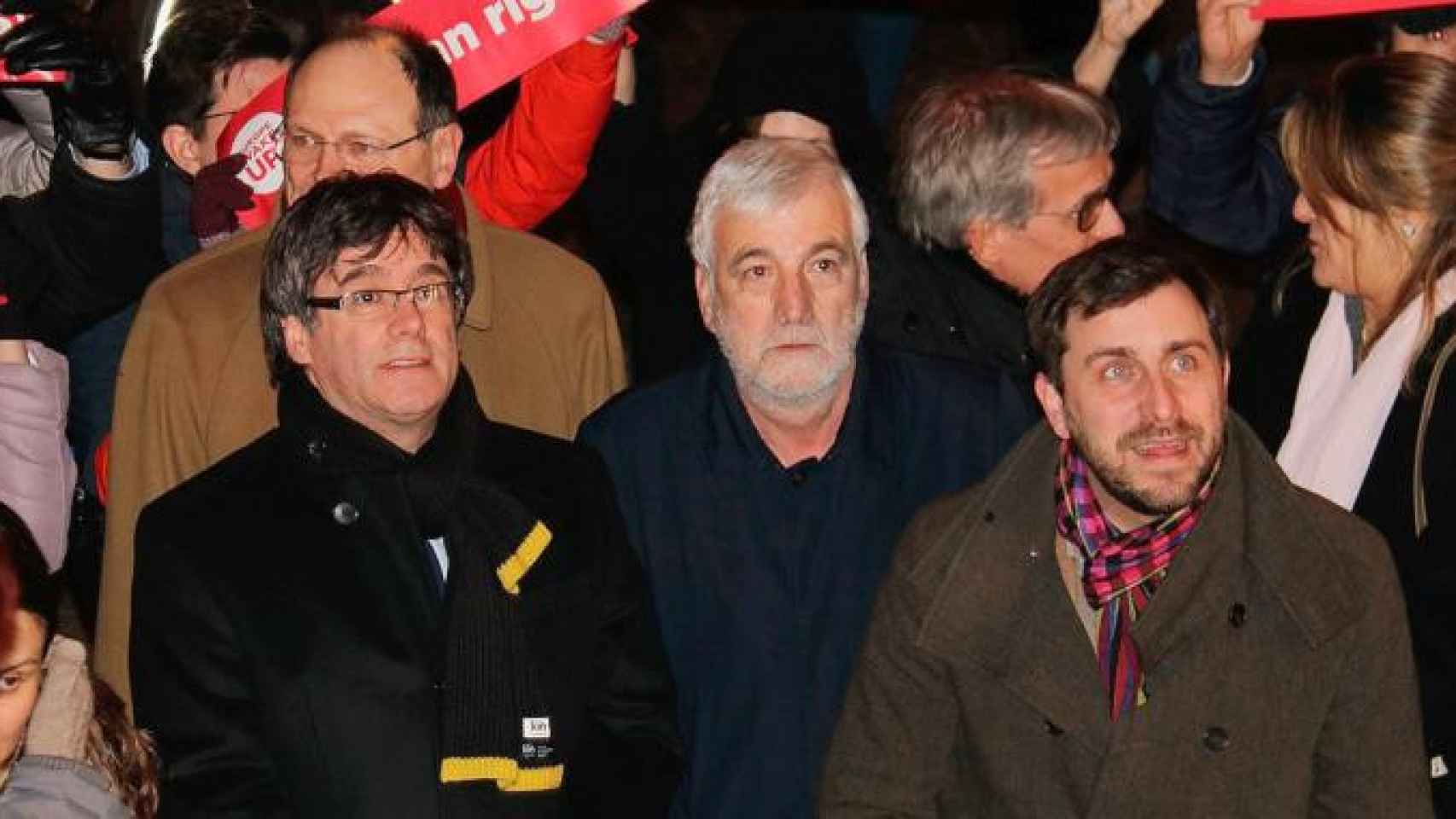Puigdemont (i), expresidente catalán prófugo, con Matamala (c) y el exconseller Comín, en un acto público / EFE