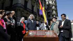 Gerardo Pisarello (d), 'número dos' de Colau, en la inauguración de la placa contra la represión / AJ.BCN