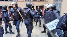 Detenido un hombre que pateó salvajemente a un policía el 1-O en un colegio de Tarragona
