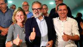 El nuevo alcalde de Lleida, Fèlix Larrosa (c), junto a la otra candidata en las primarias socialistas, Montse Mínguez (i), y otros miembros del PSC de la capital ilerdense / EFE