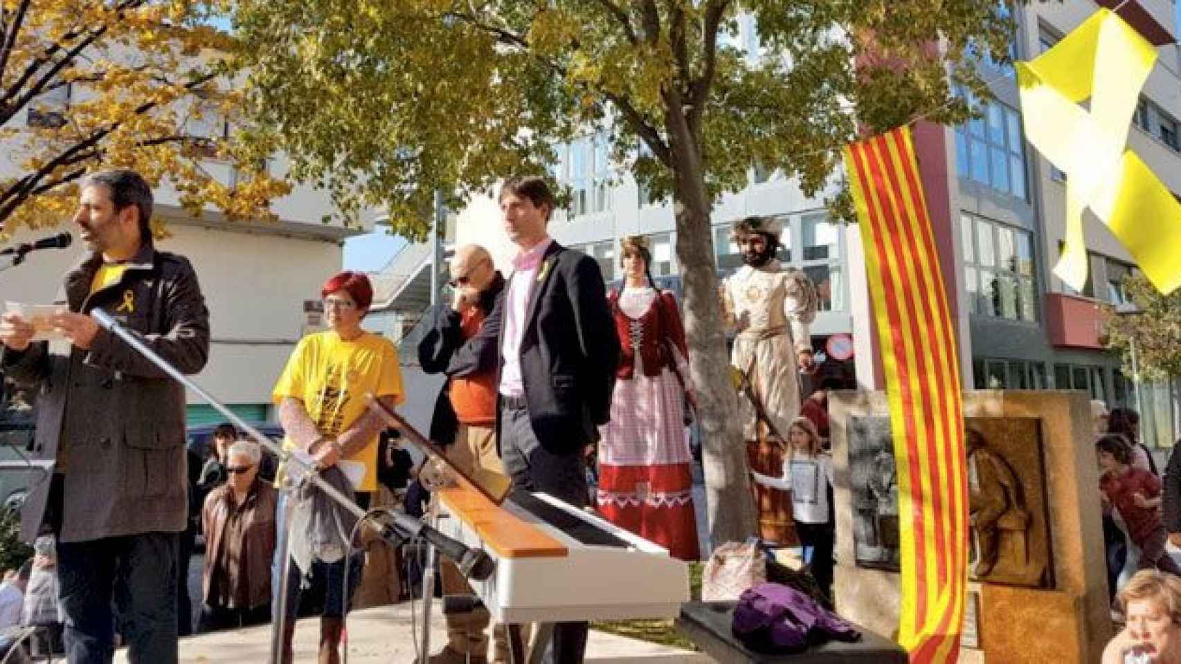 Jordi Solé (c), alcalde de Caldes de Montbuí (Barcelona), en el acto en que se ha descubierto la placa de la calle Raül Romeva en el municipio / TWITTER