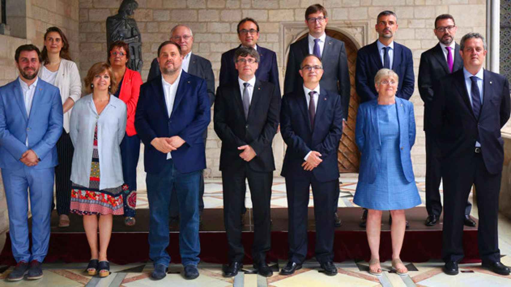 El presidente de la Generalitat, Carles Puigdemont (c), junto a los miembros de su Gobierno / JORDI BEDMAR