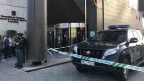 Un coche de la Guardia Civil escolta la entrada al edificio del Departamento de Trabajo de la Generalitat / EP