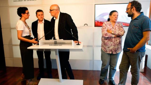 Benet Salellas (5d), junto a la diputada de la CUP Gabriela Serra y los electos de JxSí Marta Rovira (i), Jordi Orobitg (2i) y Lluís Corominas (3i) / EFE