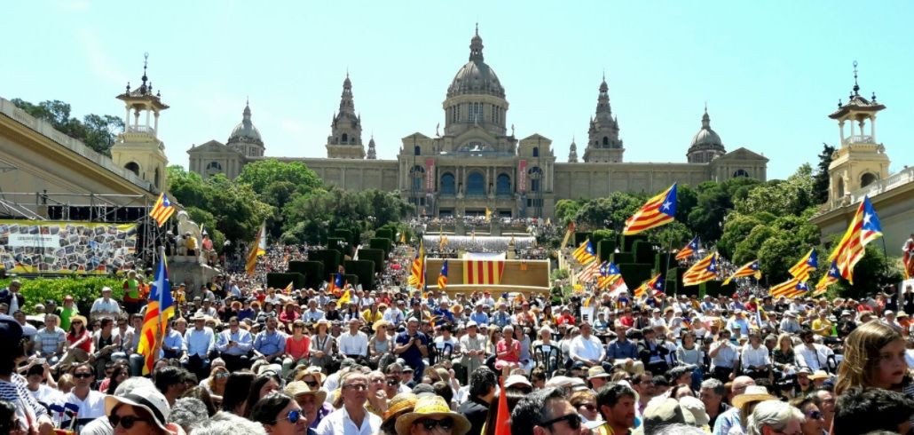 Varios miles de personas se concentran en Montjuïc (Barcelona) para pedir un referéndum por la independencia / TWITTER