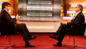 El presidente de la Generalitat, Carles Puigdemont, y el periodista Josep Cunín en 8tv / EUROPA PRESS