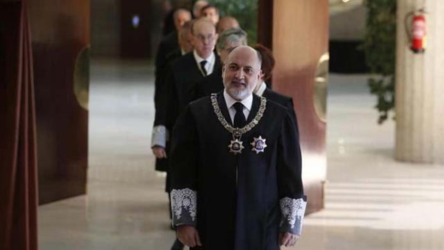 El presidente del Tribunal Constitucional, Francisco Pérez de los Cobos, a su llegada al acto de toma de posesión de los cuatro nuevos magistrados del TC, Cándido Conde-Pumpido, Alfredo Montoya, María Luisa Balaguer y Ricardo Enríquez / EFE