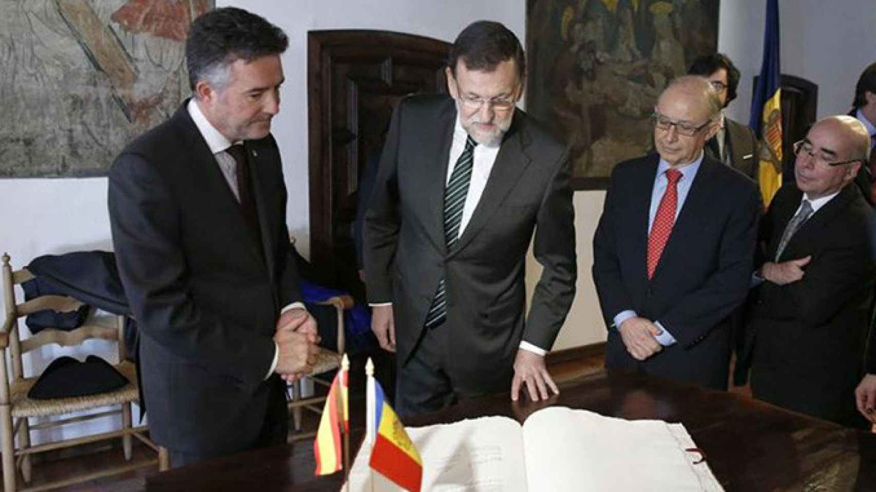 El jeje del Gobierno de Andorra, Antoni Martí, junto al presidente español, Mariano Rajoy, y el ministro de Hacienda, Cristóbal Montoro, en una visita al Principado / EFE