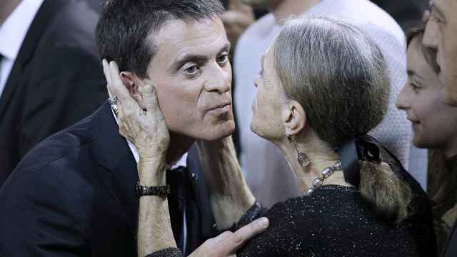 Manuel Valls saluda a su madre tras presentar su candidatura al Elíseo el pasado lunes / EFE