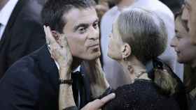 Manuel Valls saluda a su madre tras presentar su candidatura al Elíseo el pasado lunes / EFE