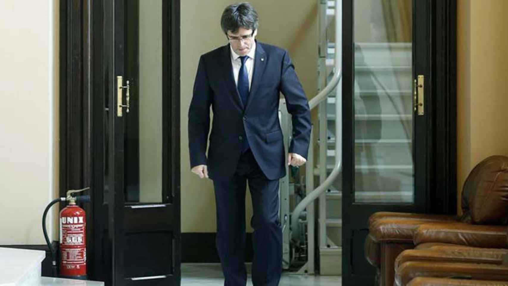 El presidente de la Generalitat, Carles Puigdemont, en los pasillos del Parlamento catalán / EFE