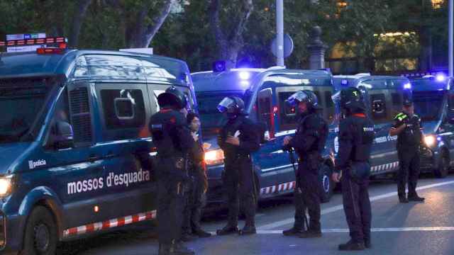 Furgones de Mossos d'Esquadra en la Bonanova por la manifestación de los okupas del pasado 2 de mayo / GALA ESPÍN