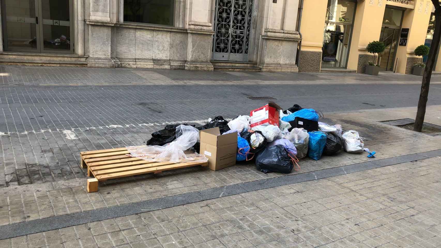 Bolsas basura en una calle Lleida, fuera del contenedor / EUROPA PRESS