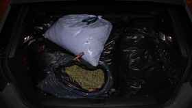 Detienen a un hombre en Llers por transportar 19 kilos de marihuana en el maletero de su coche / GUARDIA CIVIL