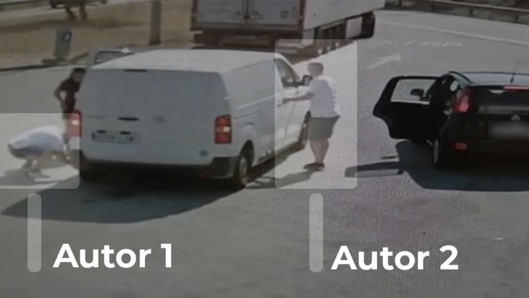Uno de los ladrones ayuda a la víctima con un pinchazo mientras su compañero desvalija el coche / MOSSOS