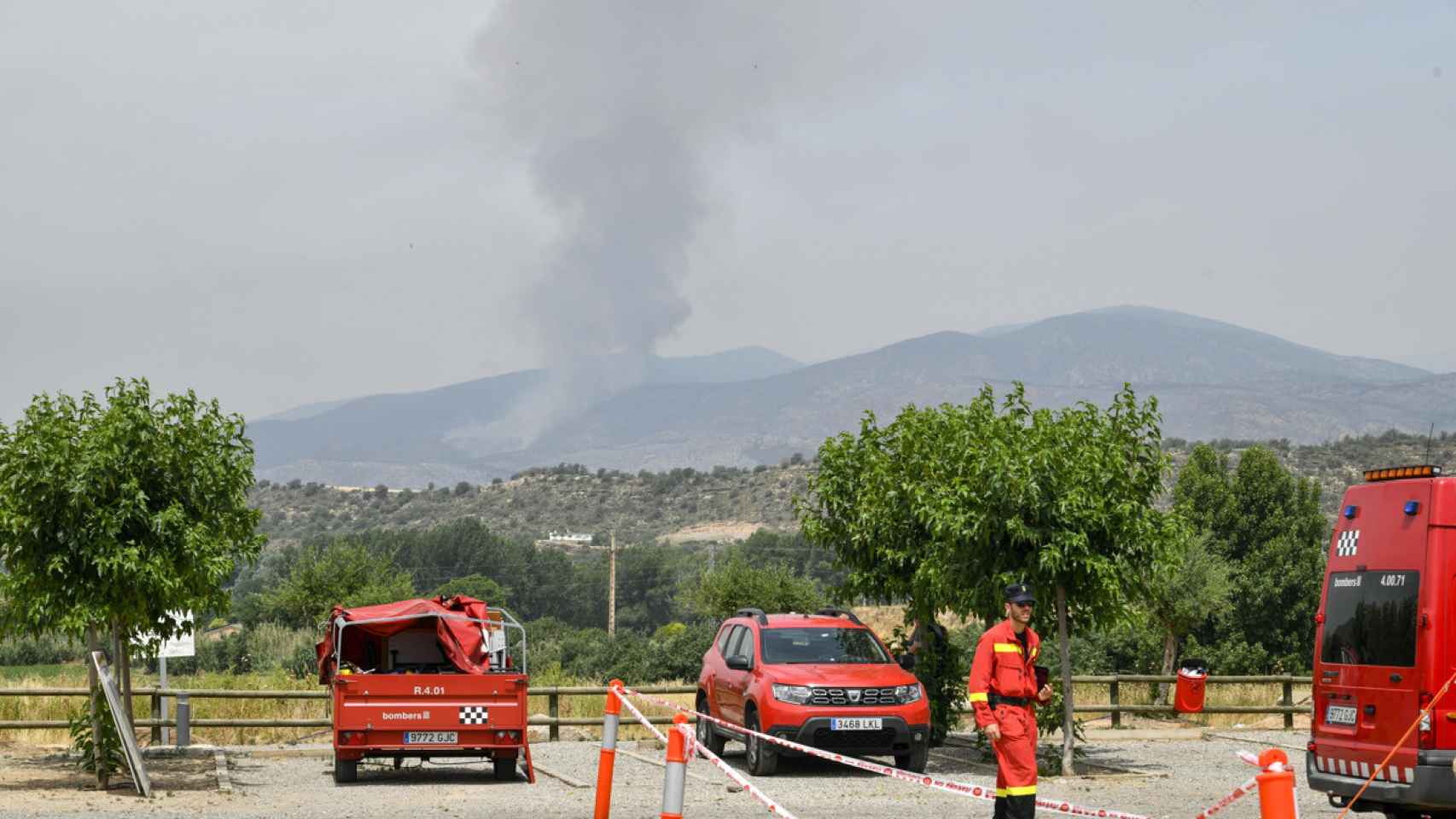 Bomberos en las tareas de extinción del incendio de Artesa de Segre / EFE - Ramon Gabriel