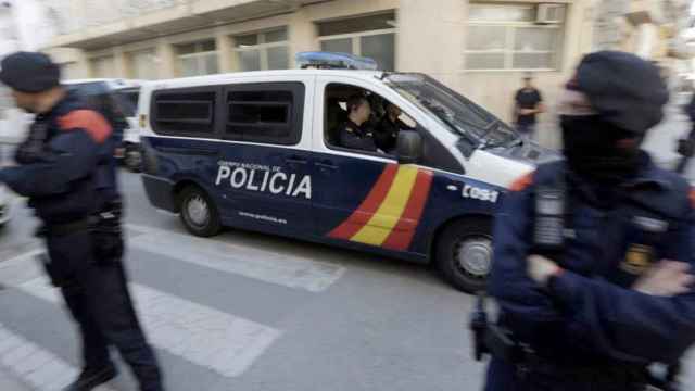Una furgoneta de la Policía Nacional sale de un hotel de Pineda de Mar donde se alojaban agentes del cuerpo desplazados a Cataluña por el 1-O / EFE
