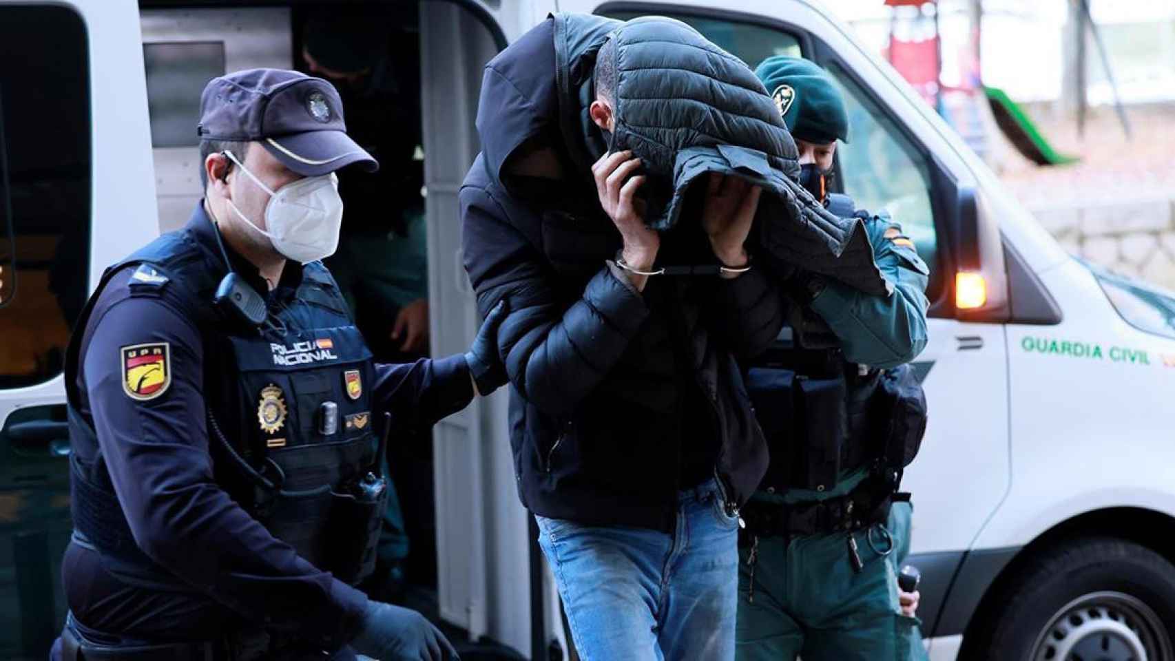 Policías nacionales trasladan a un detenido / EFE