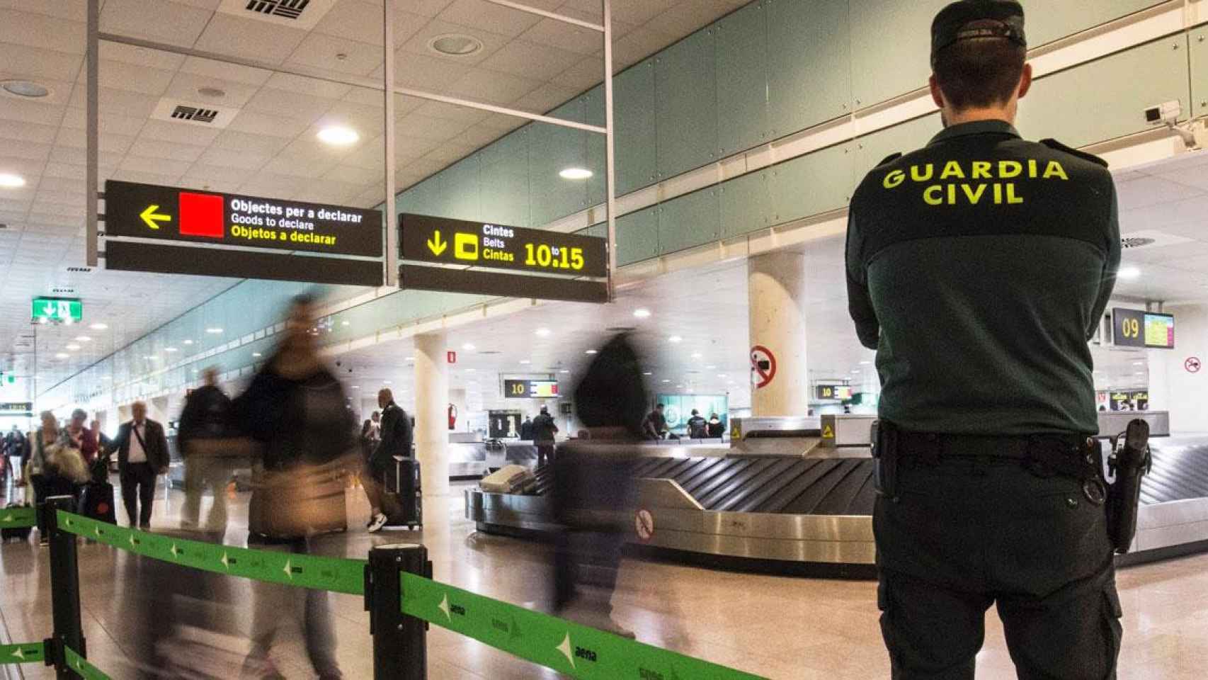Un agente de la Guardia Civil, vigilando la zona de pasajeros del aeropuerto de El Prat de Barcelona / GC