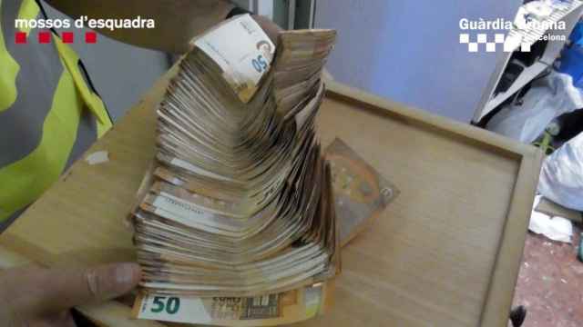 Dinero incautado en un narcopiso del barrio barcelonés de Baró de Viver / MOSSOS