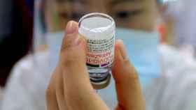 Un trabajador sanitario prepara una dosis de la vacuna de AstraZeneca en Taiwan / EP