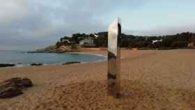 Imagen del monolito aparecido en la playa de Sa Conca (Costa Brava), que ha sido difundida por las redes por Arocinema Associació / AROCINEMA ASSOCIACIO