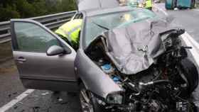 Un coche tras un accidente de tráfico como en el que ha fallecido una mujer en Tarragona / EFE