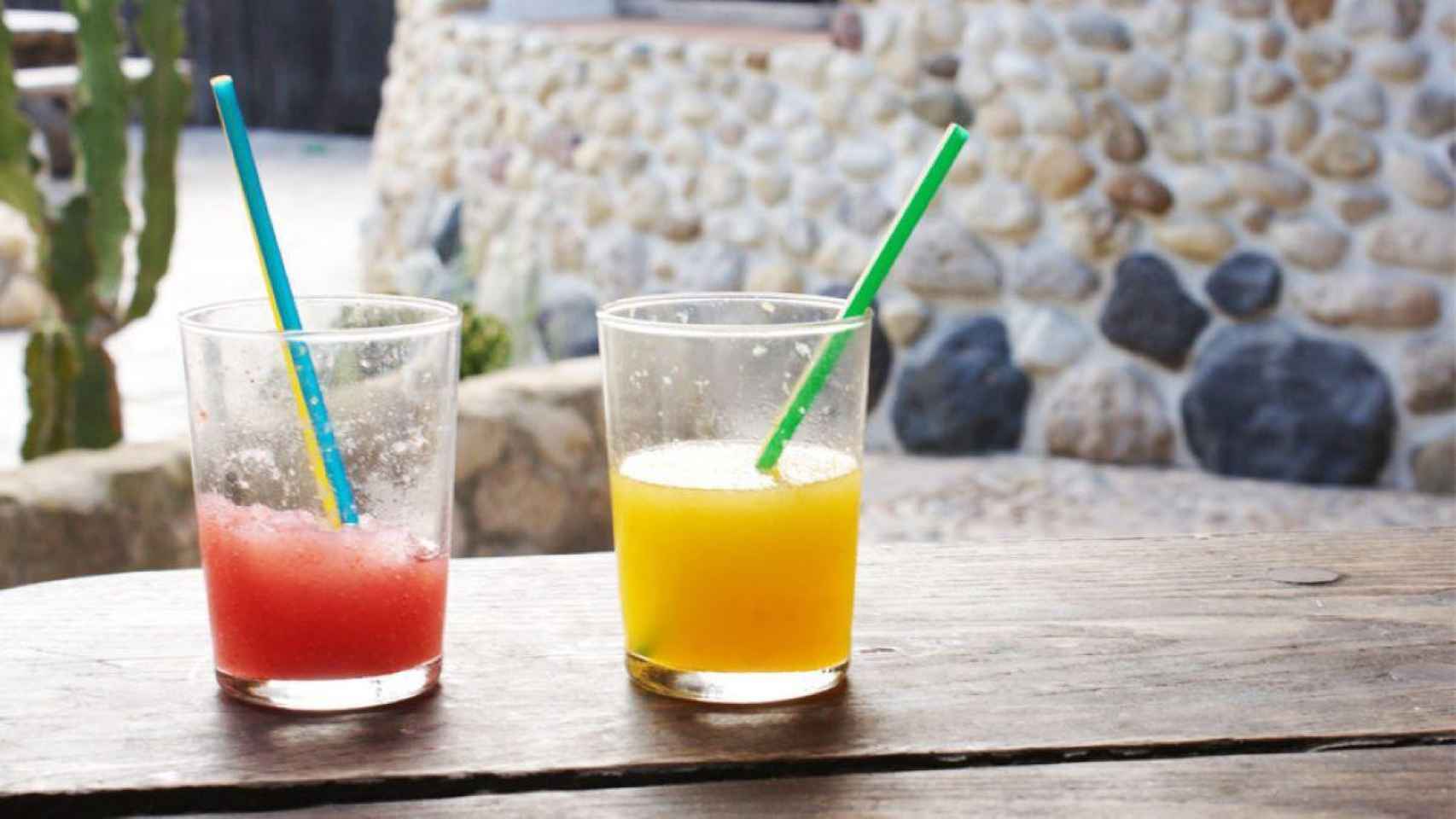Dos vasos de refrescos sobre la mesa en una terraza al aire libre / IDIBELL