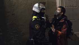 Un policía habla con uno de los concentrados durante el desalojo / EP