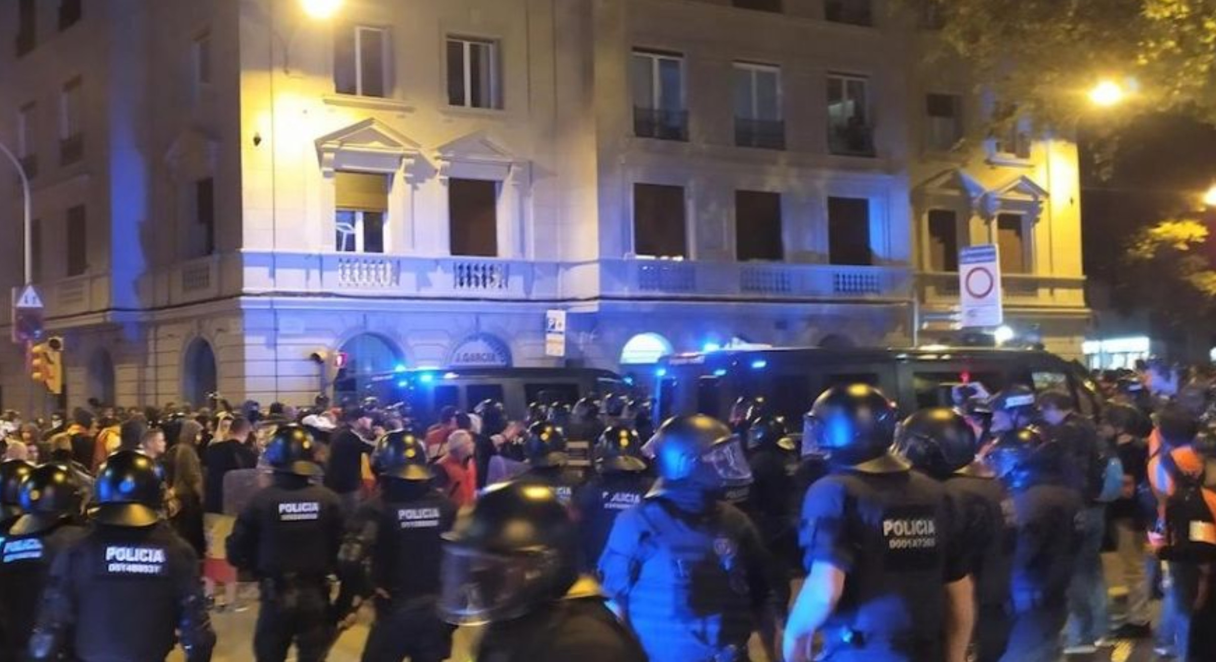 Agentes de los Mossos en la plaza de Artós, donde un manifestante golpeó a un policía / EUROPAPRESS