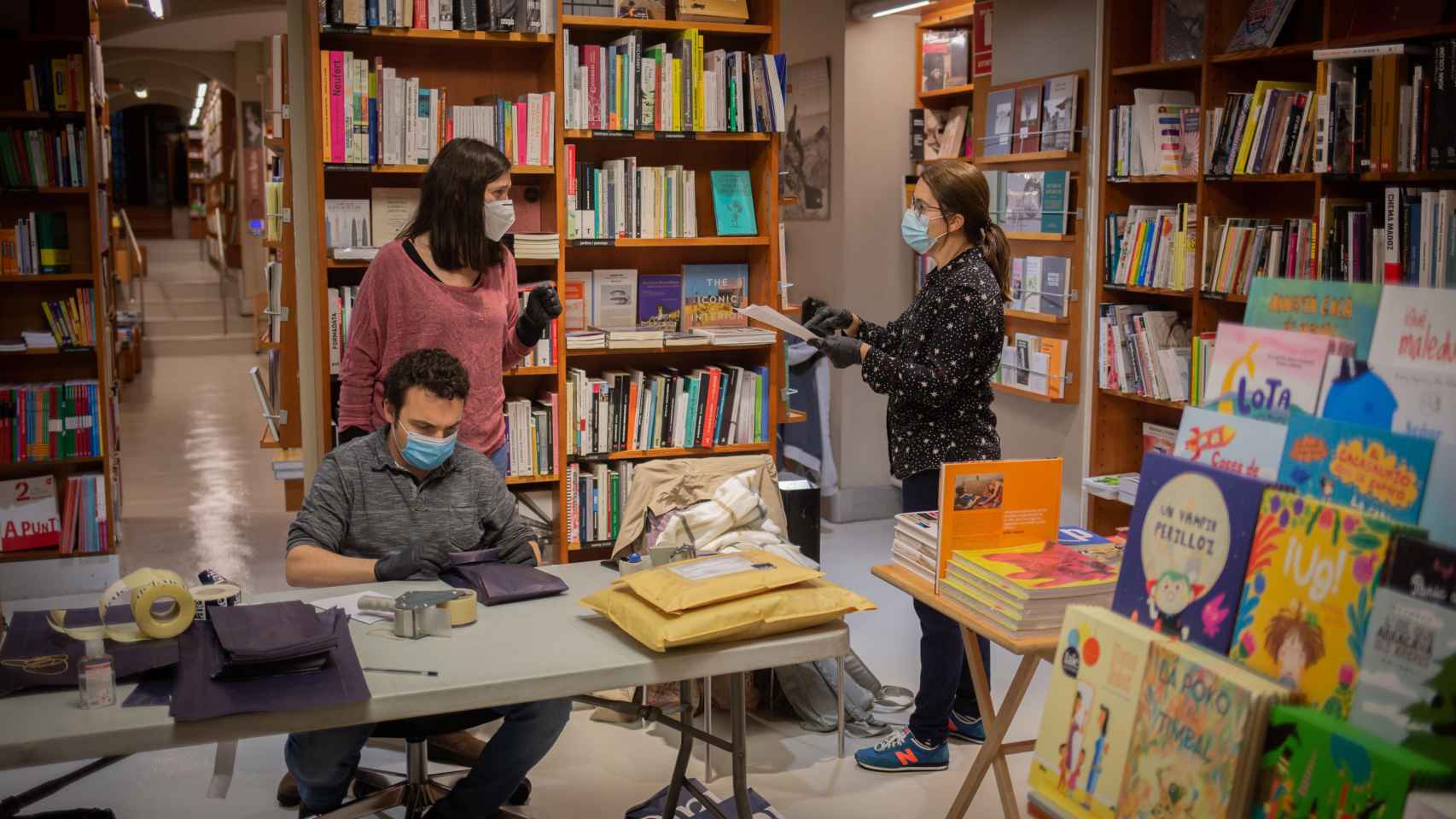 Varias personas trabajan en una librería catalana / EP