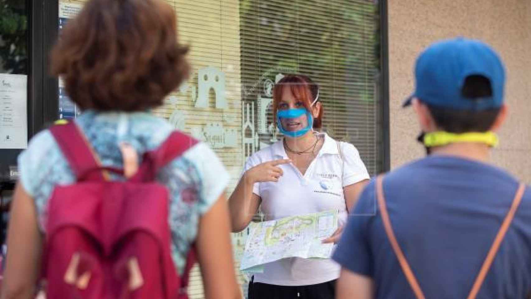 Mujer mostrando sus labios gracias a la mascarilla transparente, como la que se usará en Sabadell / EFE
