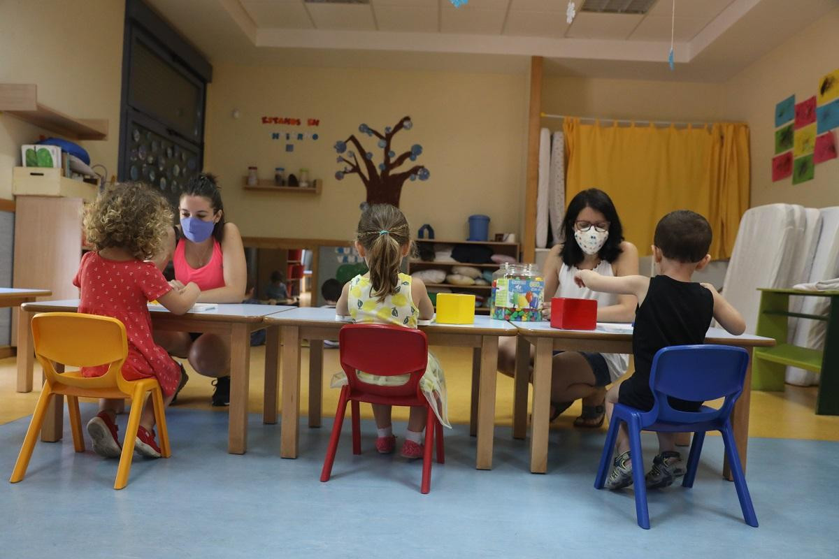 Niños y profesores en la vuelta al cole tras la pandemia del coronavirus / EP