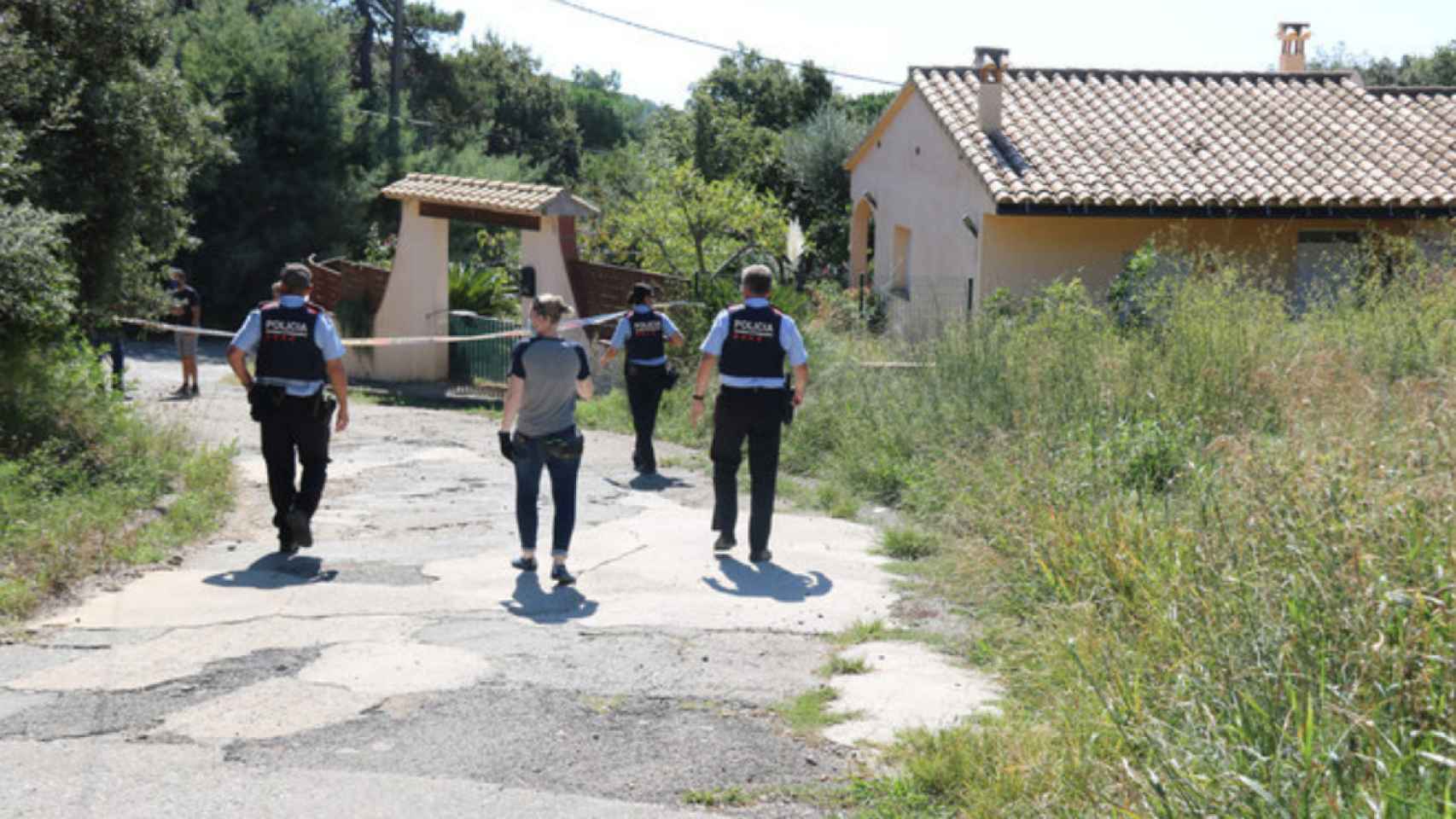 Investigadores de Mossos d'Esquadra en Calonge tras el hallazgo del cadáver / 324