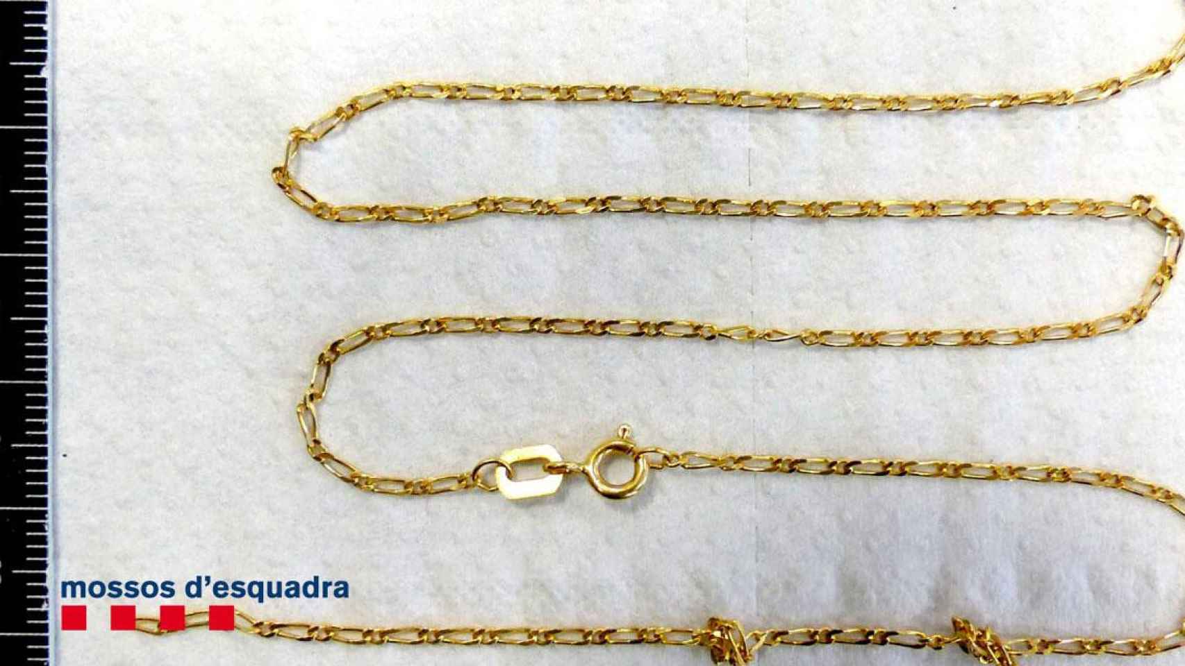 La cadena de oro que el ladrón arrancó del cuello de una mujer en Mataró / MOSSOS