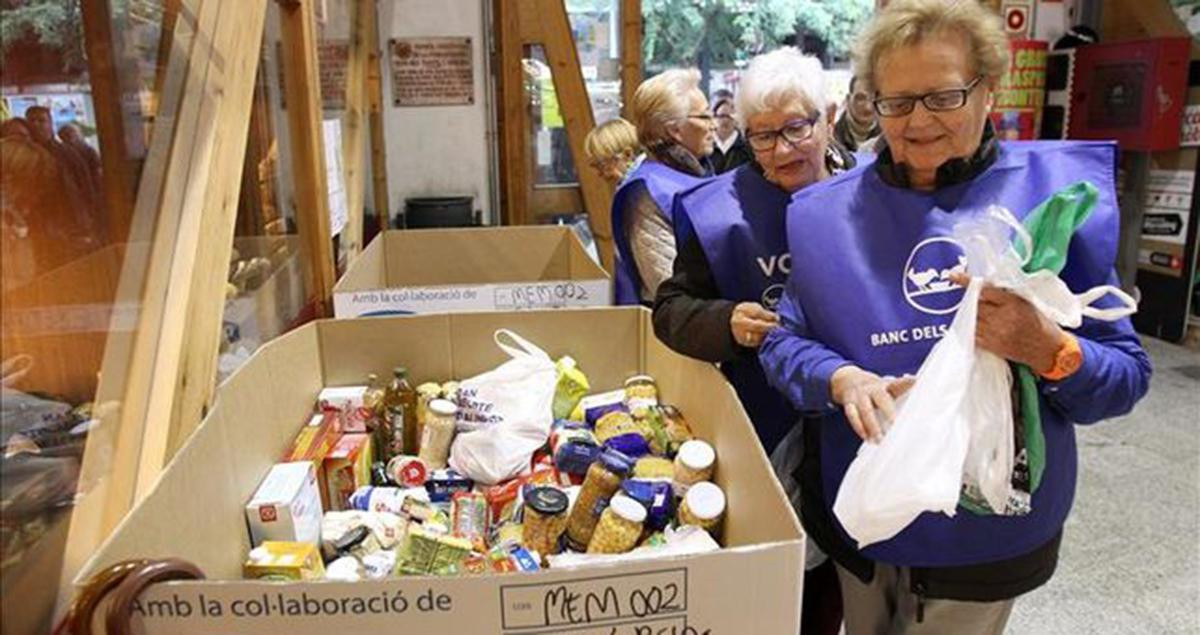 Voluntarias recogen comida para el banco de alimentos de Barcelona / EFE