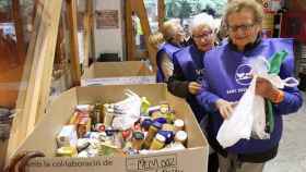 Voluntarias recogen comida para el banco de alimentos de Barcelona / EFE