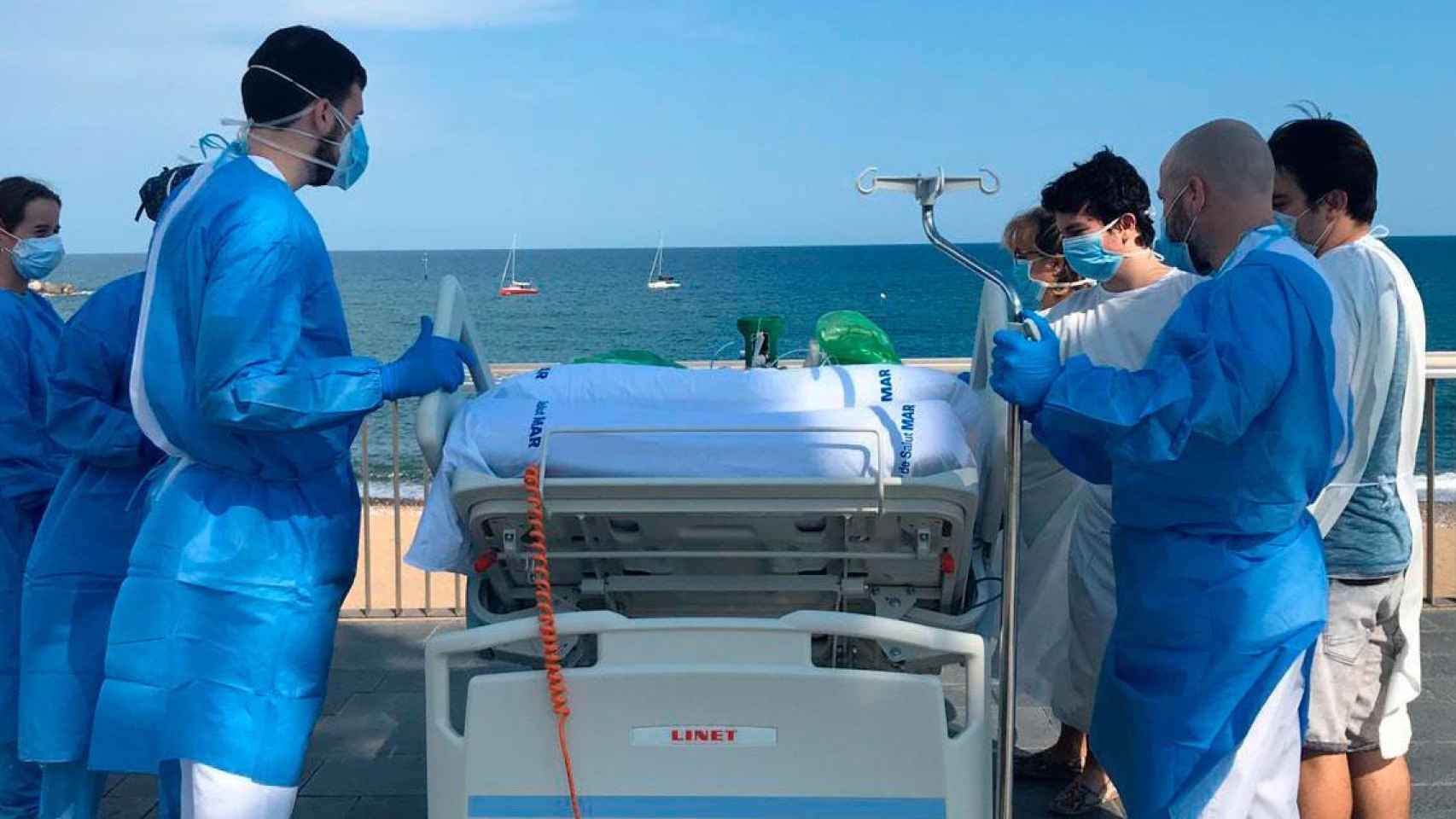 Un paciente con Covid-19 vuelve a ver el mar tras dos meses en la UCI / HOSPITAL DEL MAR