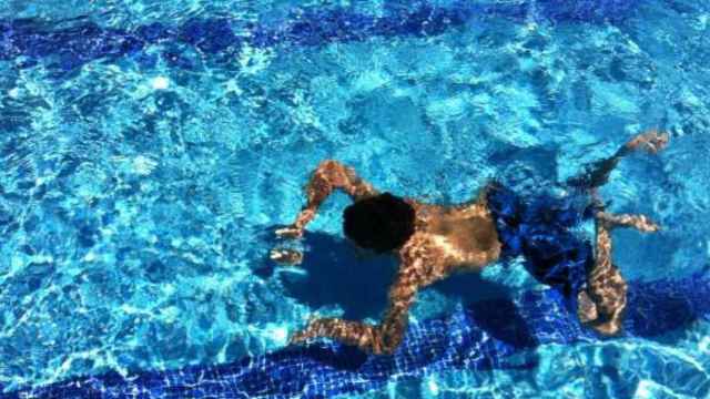 Un menor haciendo natación en una piscina / EP