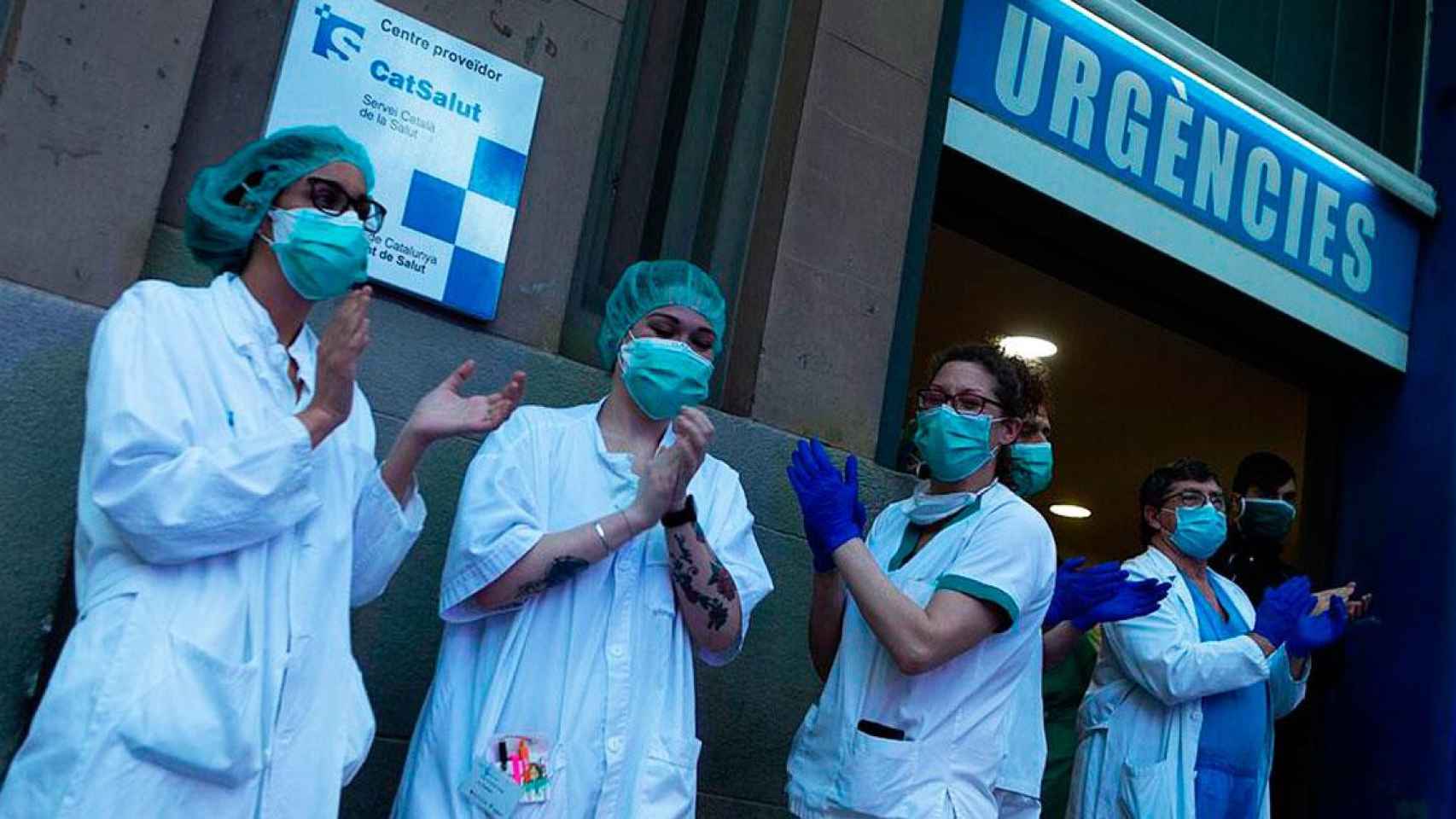 Imagen de sanitarios catalanes ante el Hospital Dos de Maig de Barcelona / EFE