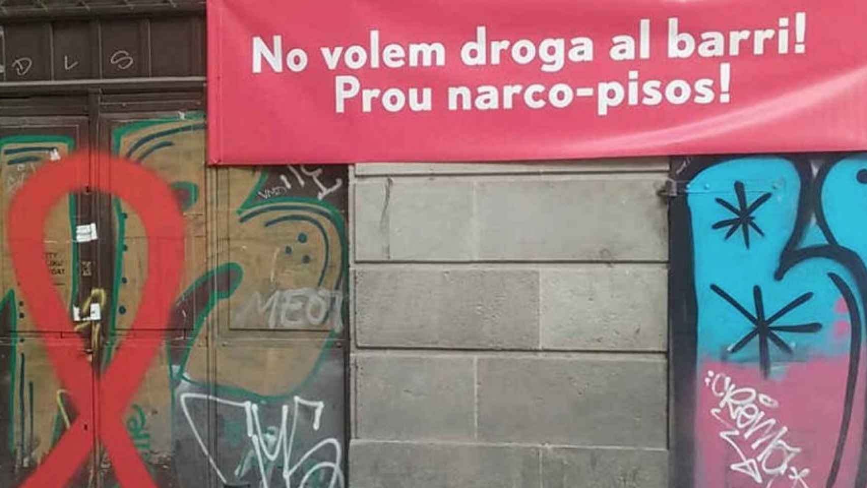 Una imagen de una pancarta de protesta contra la droga en el barrio Gótico / CG