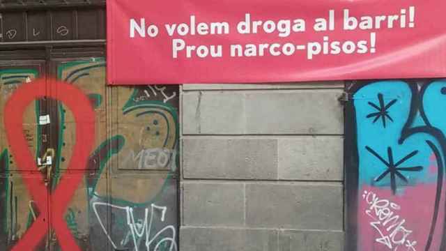 Una imagen de una pancarta de protesta contra la droga en el barrio Gótico / CG