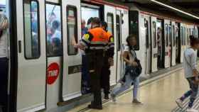Vigilantes de seguridad en el Metro de Barcelona / CG