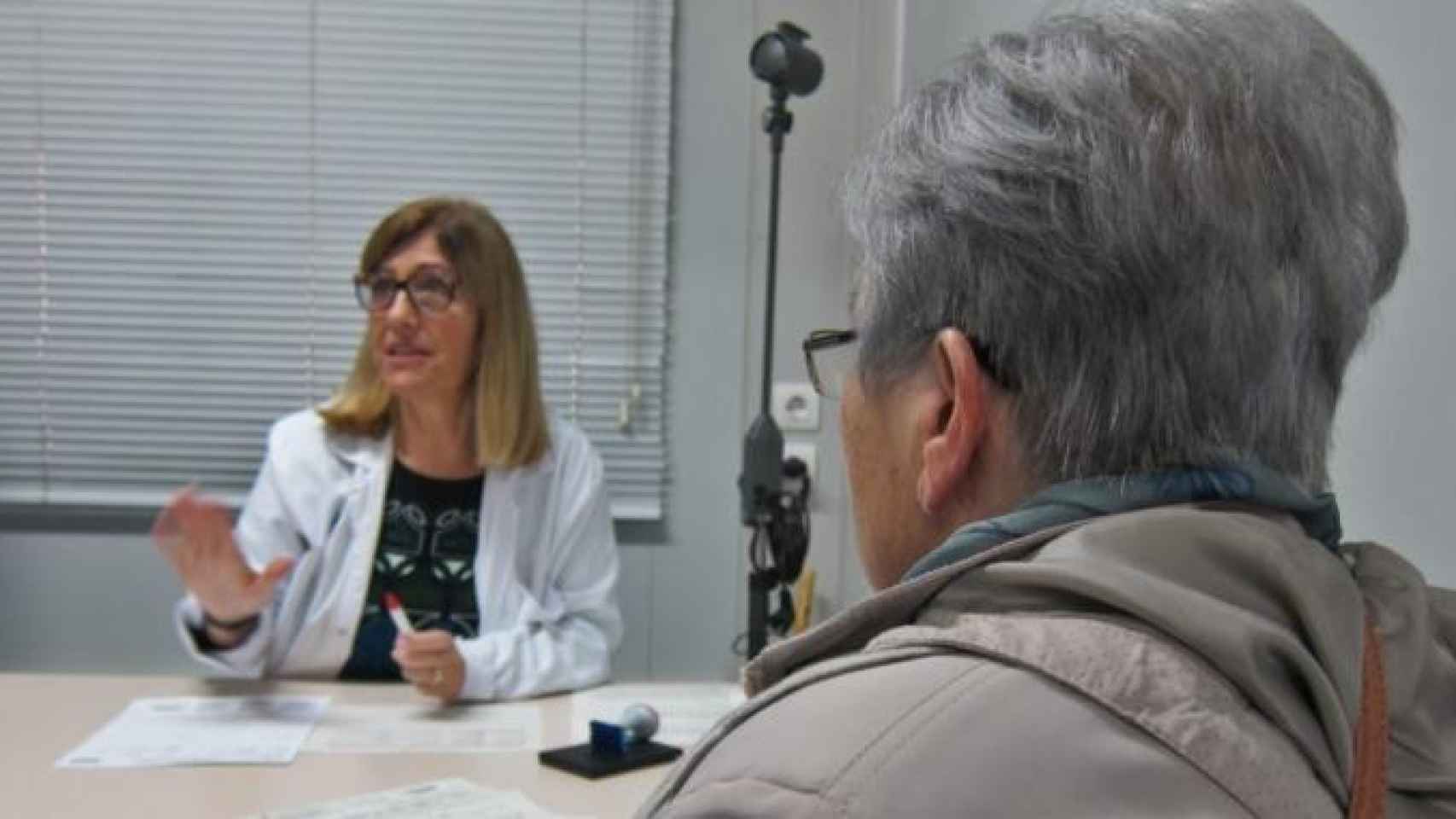 Imagen de una doctora con una paciente en la consulta de un ambulatorio en Cataluña, donde el sector se prepara una huelga / EP
