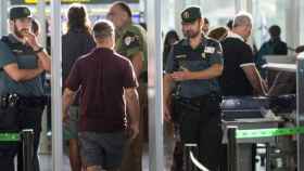 Dos agentes de la Guardia Civil trabajan en el Aeropuerto de Barcelona-El Prat / EFE