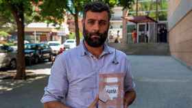 Nacho Carretero, autor de 'Fariña', muestra un ejemplar del libro que estaba secuestrado / EFE