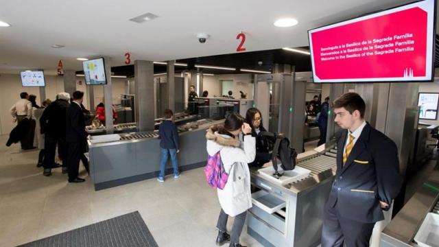 Escáneres y arcos de seguridad en el ingreso a la Sagrada Familia / EFE