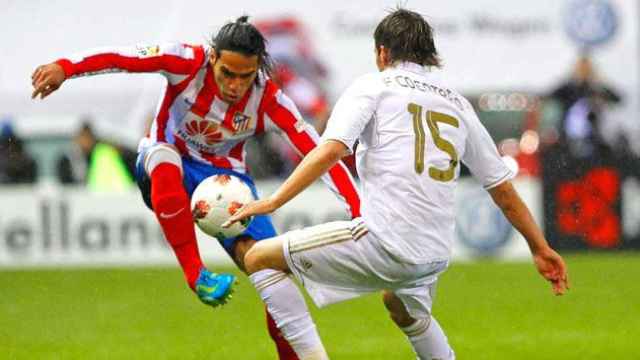 Falcao y Coentrao en un lance de un derbi entre el Atlético y el Real Madrid / EFE
